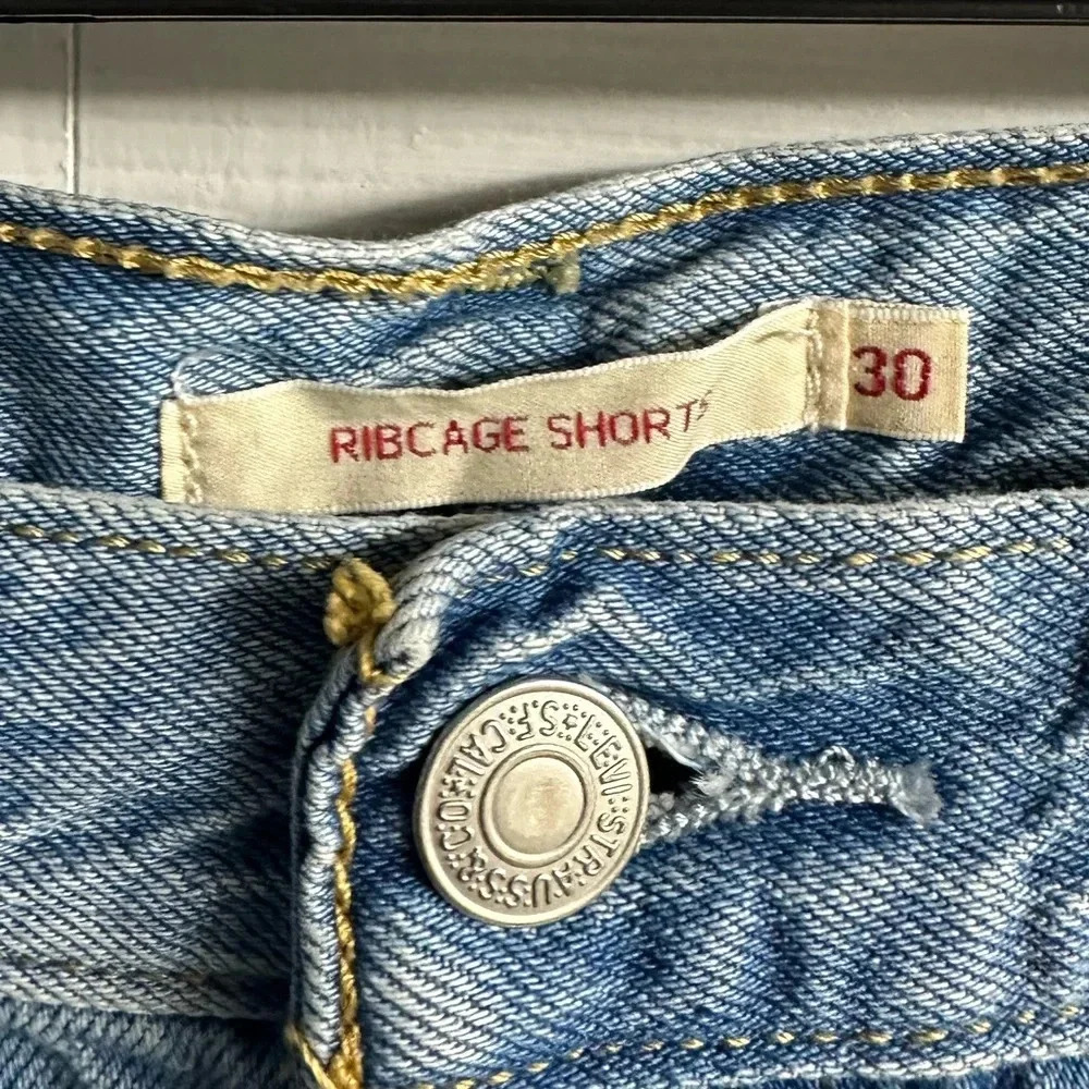 Levi’s Ribcage Shorts - Picture 3 of 3